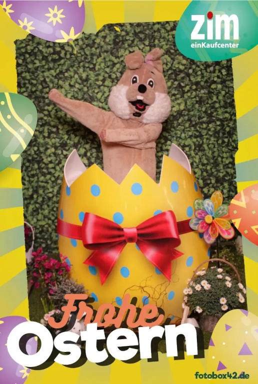 Osterhase steht in großem Ei