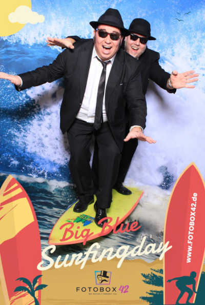 Blues Brothers auf Surfbrett