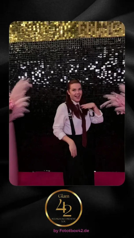 junge Frau bewegt sich lässig und authentisch auf einem Glambot Video