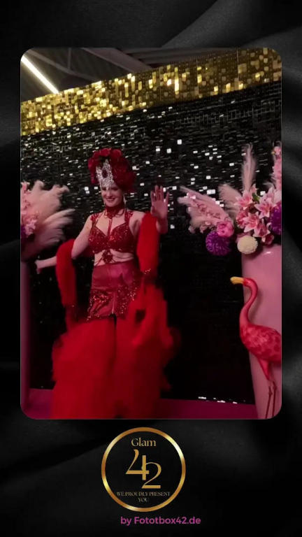Sehr elegante Frau in rotem Kleid tanzt glamoroes auf einem Glambot Video