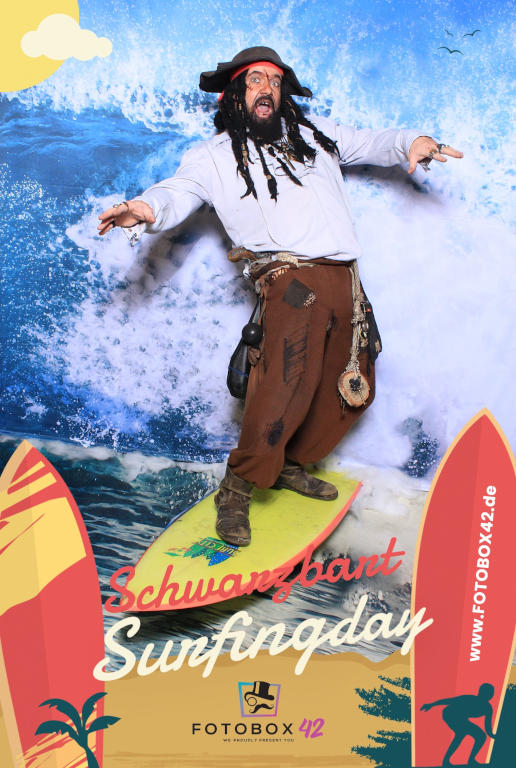 Katain Schwarzbart auf Surfbrett